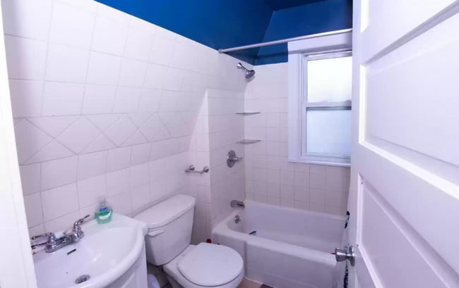 Building Photo - Charming Home in Heart of Rock Island