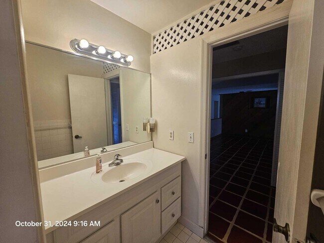 Building Photo - 788 SE River Ct