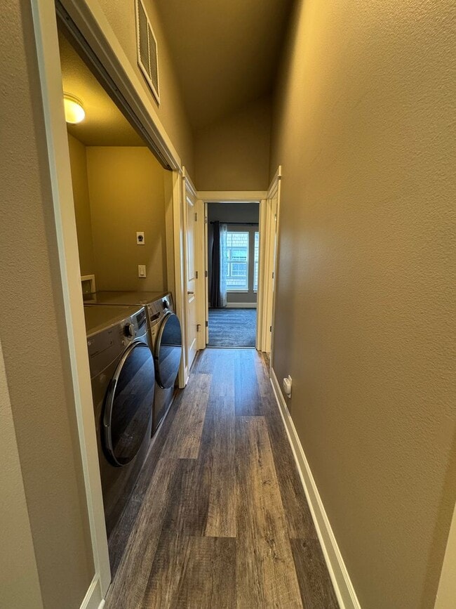 Building Photo - Amazing 2Bed/2.5 Bath Townhome in West Seattle!