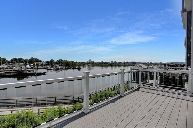 Building Photo - Stunning Townhome with Water Views!