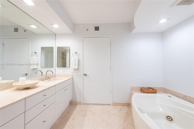 Building Photo - 765 Crandon Blvd