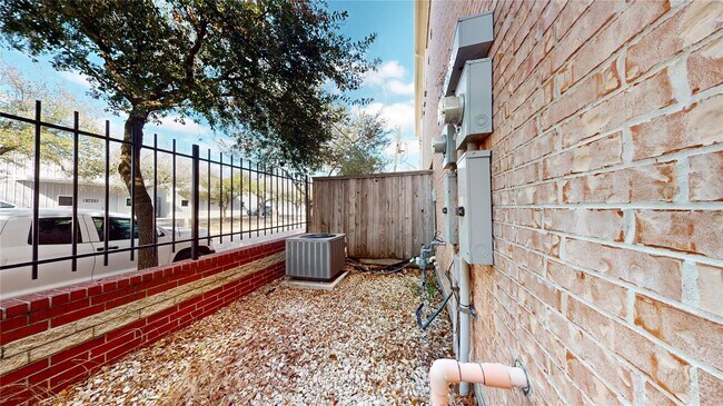 Building Photo - 8715 Meadowcroft Dr