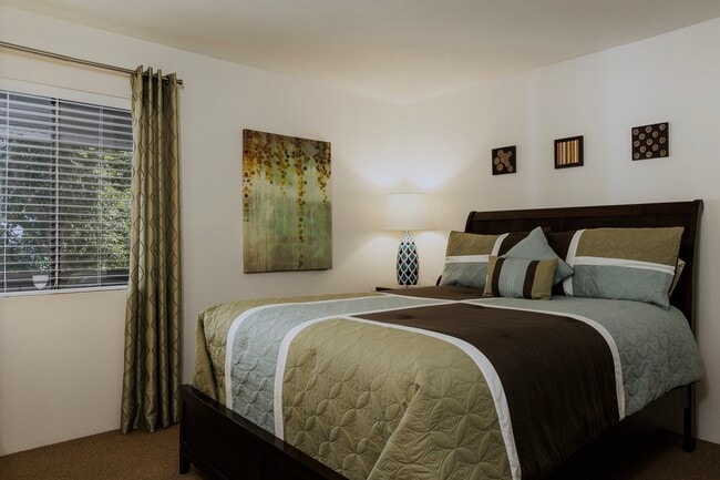 Building Photo - 5125 E Waverly Dr