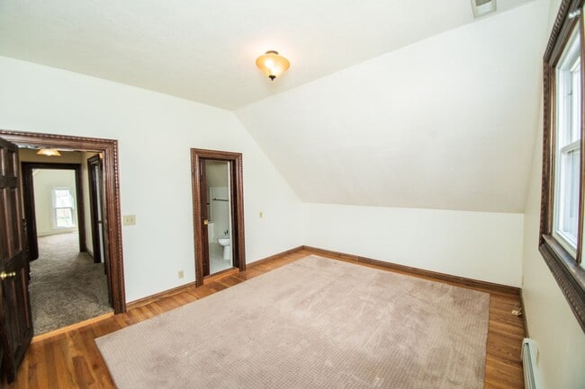 Building Photo - 3 bed 1.5 bath Downtown Valparaiso Home