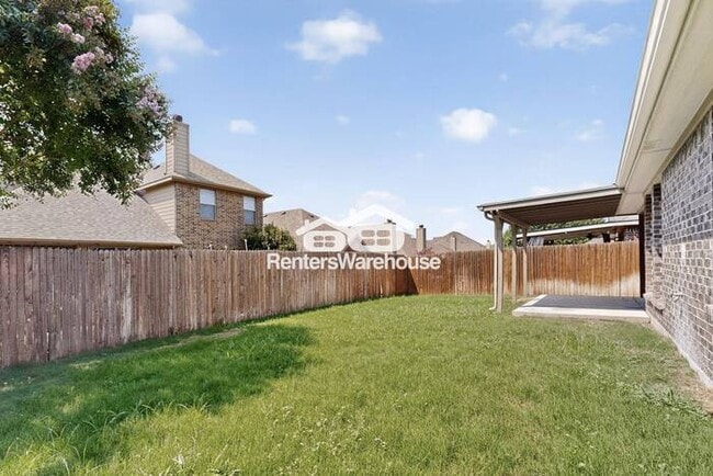 Building Photo - Great Location and Fully Refreshed Move In...