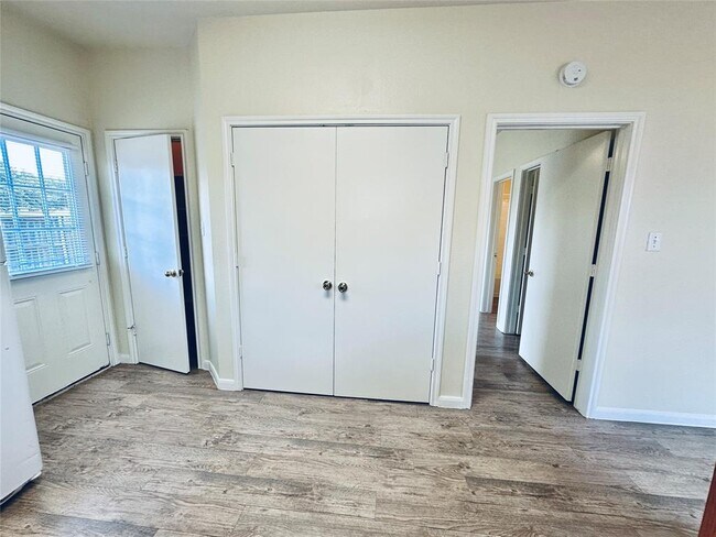 Building Photo - 2873 Southampton Way