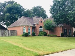 Building Photo - Ewing Place in Arlington! Pets are allowed, fees apply! Fenced in back yard!