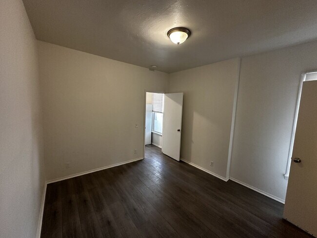 Building Photo - "Charming 1-Bedroom Retreat in Denver's Heart - Perfect Blend of Comfort & Convenience!
