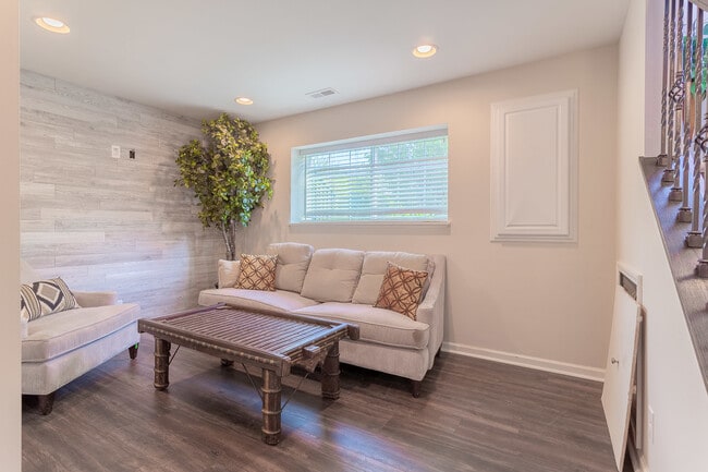 Building Photo - 1609 Deer Pointe Dr