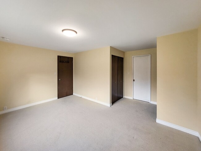 Building Photo - Charming Rambler with Abundant Natural Lig...