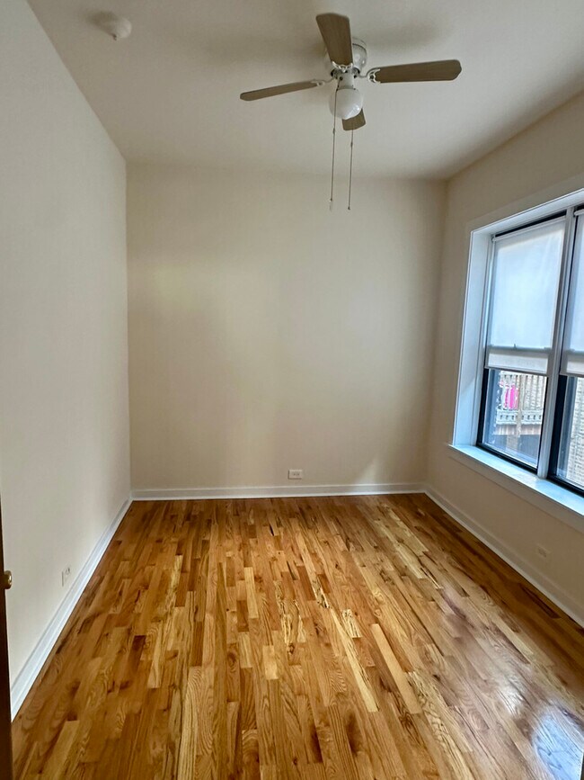 Building Photo - 1008 W Argyle St