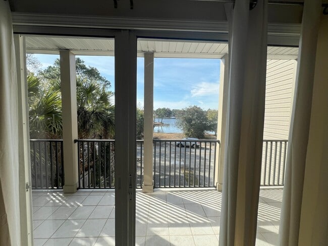 Building Photo - 1147 N Bayshore Dr