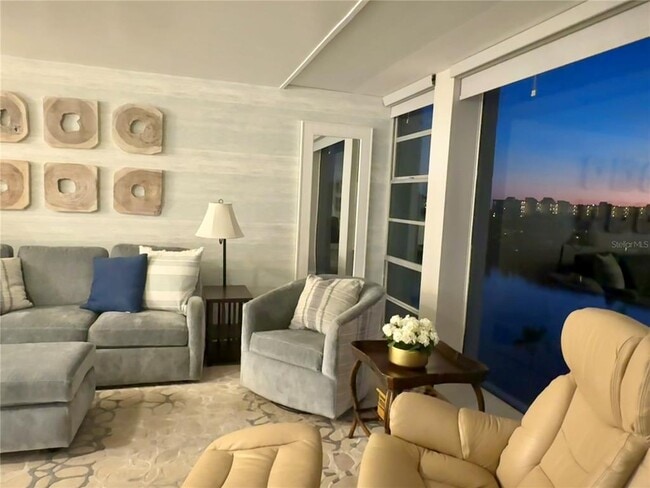 Building Photo - 7400 Sun Island Dr S