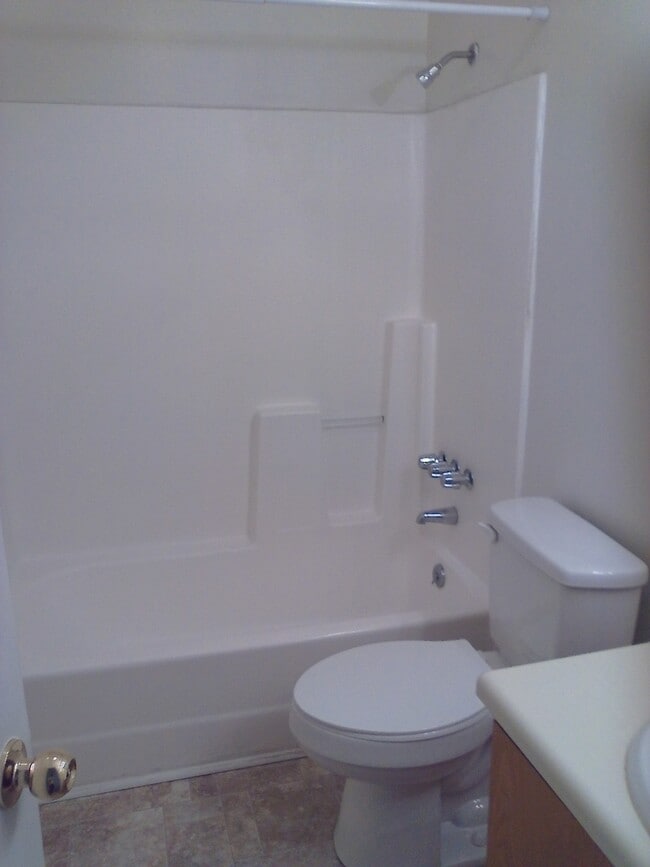 Building Photo - 2 Bedroom, 1 Bath Downstairs Unit ** Call us about our Move in Special**