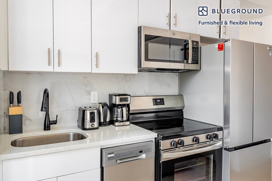 Building Photo - 161 W 54th St