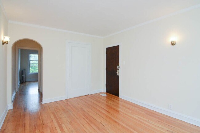 Building Photo - 2115 W Ainslie
