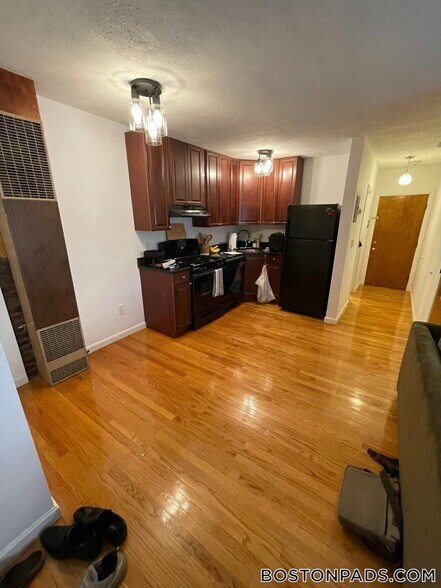 Building Photo - 145 Endicott St
