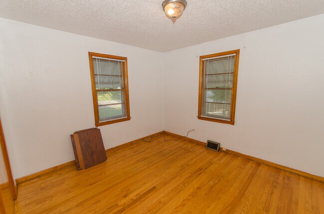 Building Photo - 3 bedroom, 2 bath home located in Green Ac...