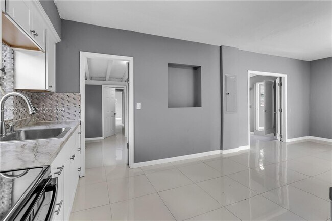 Building Photo - 2221 SW 13th St