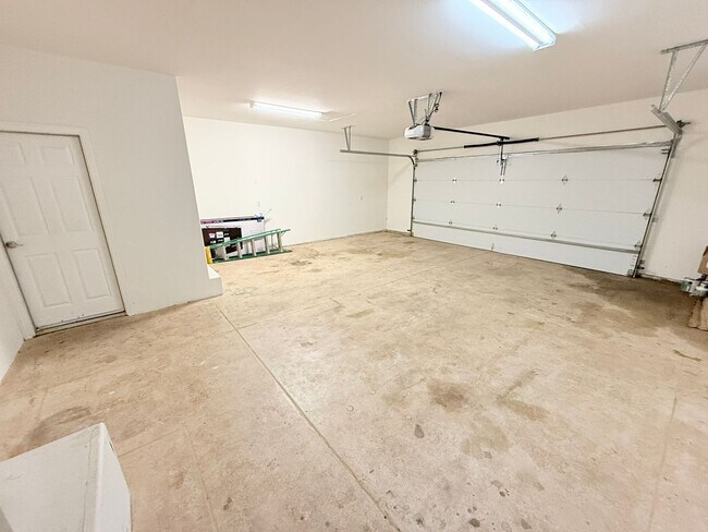 Building Photo - Spacious 4-Bedroom Home with Pool & Spa in...