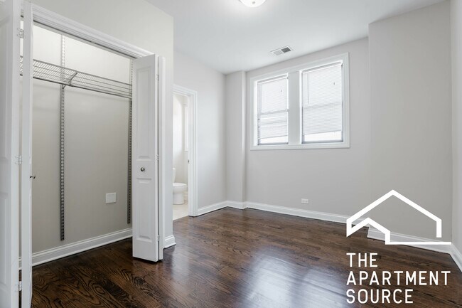 Building Photo - 1758 W Montrose Ave