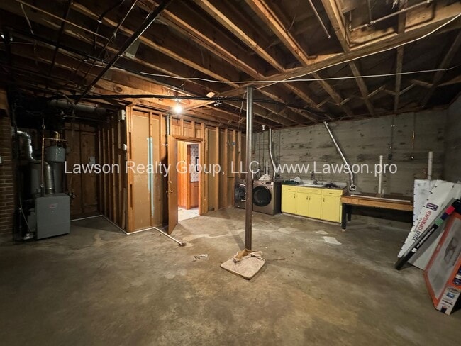 Building Photo - Spacious South Roanoke Home with Lawn Care Included