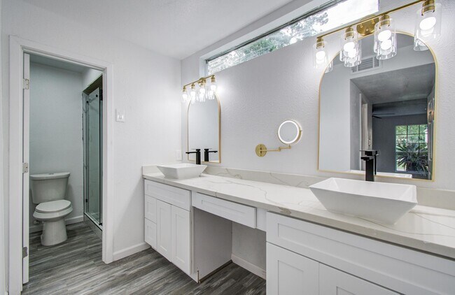 Building Photo - 534 Robert E Lee Dr