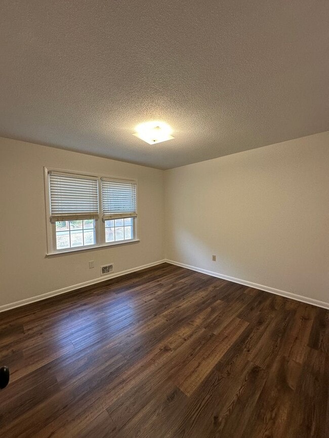 Building Photo - East-side home move-in ready