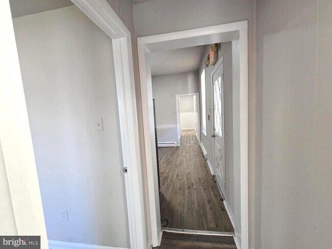 Building Photo - 5526 N Mascher St