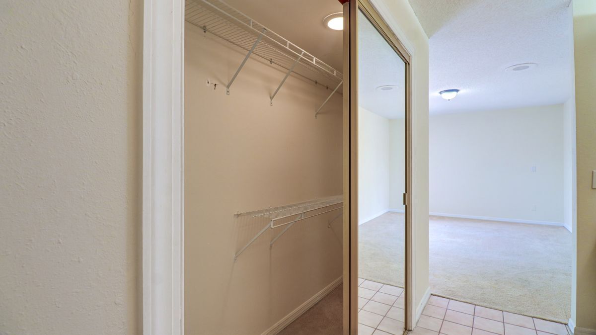 Building Photo - 15206 W Pond Woods Dr
