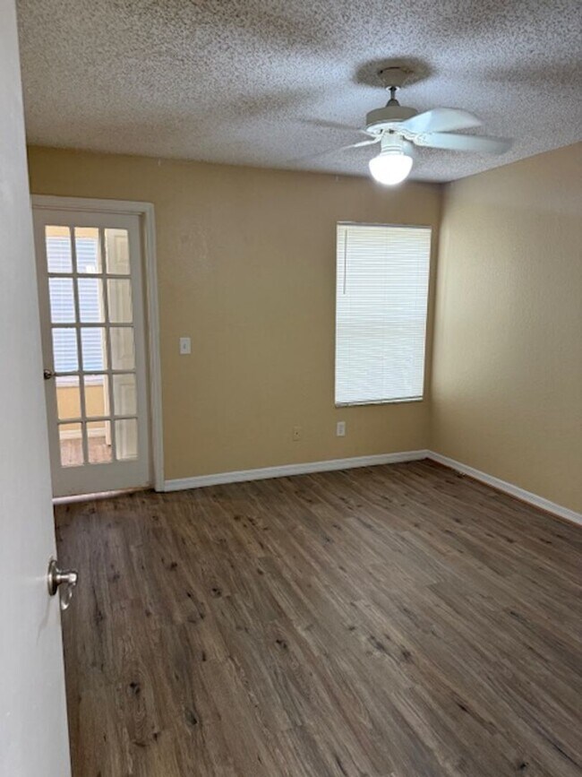 Building Photo - Large one bedroom condominium