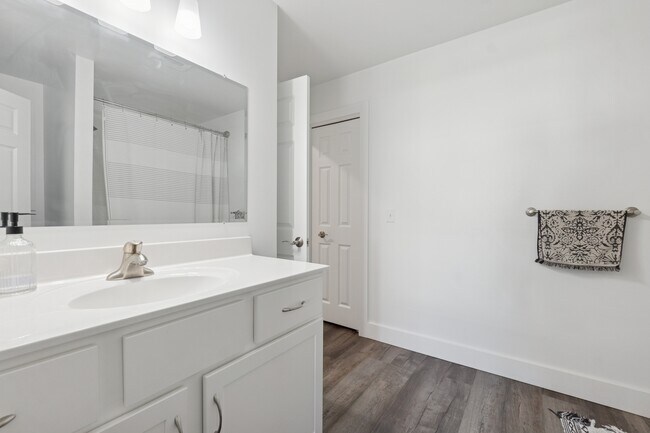 Building Photo - 504 W Prospect St