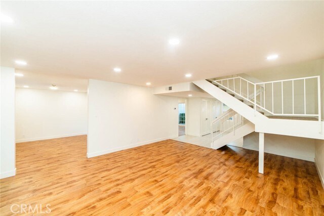 Building Photo - 10 Oak Tree Ln