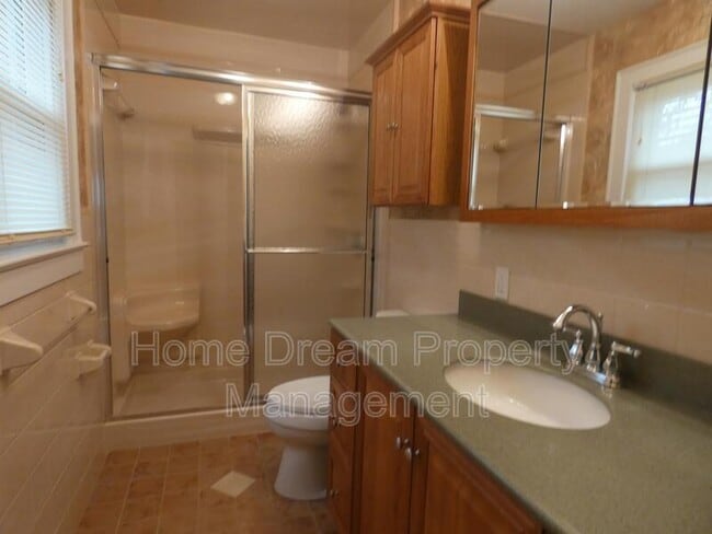Building Photo - 842 Spring Valley Dr