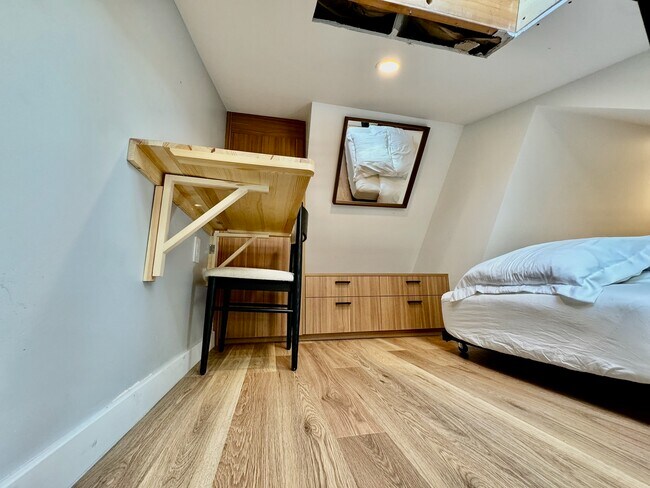 Building Photo - 910 W Hallam St