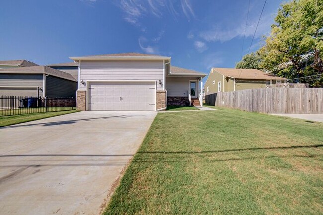 Building Photo - 3/2/2 Craftsman Style Home