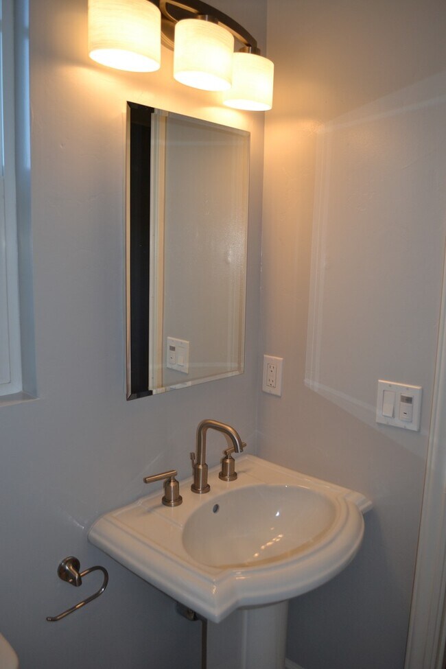 Building Photo - Stylish 2BD Golden Hill Gem | A/C, Bonus R...