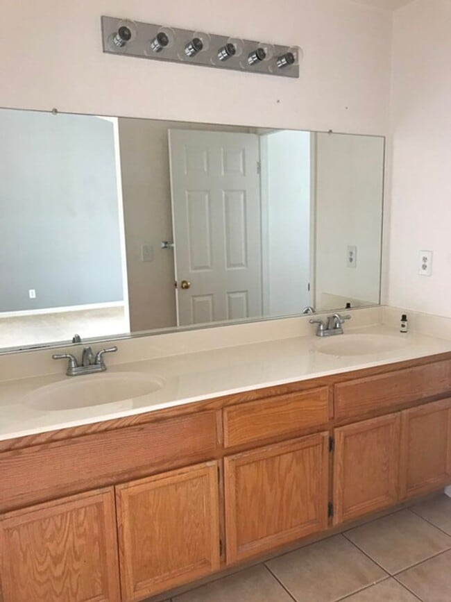 Building Photo - Nice house