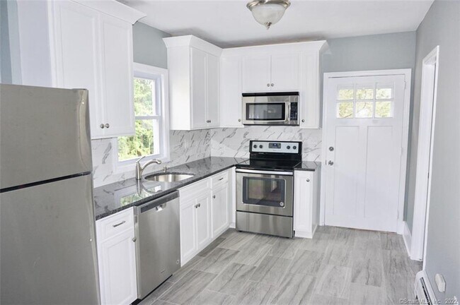 Building Photo - 15 Crofut Pl