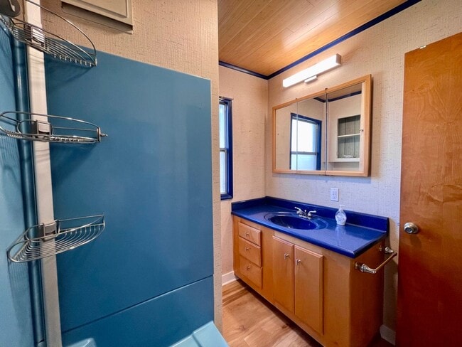 Building Photo - 2+ Bed / 1 Bath Charming House (with basement) in Sellwood