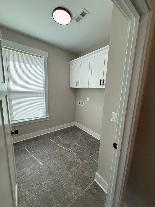 Building Photo - Beautiful New Build 4 Bed, 3.5 Bath, 2 Car Garage - Community Pool & Walking Trail!