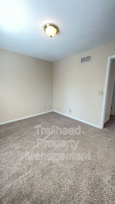 Building Photo - 18231 East 12th Terrace N