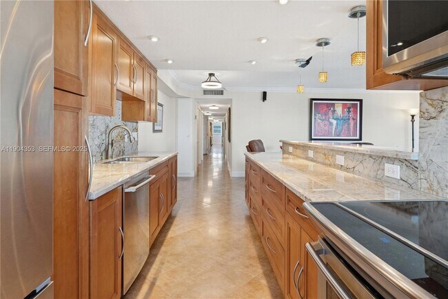Building Photo - 1160 Hillsboro Mile Unit 901