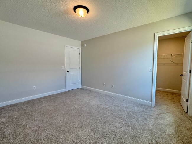 Building Photo - AVAILABLE OCTOBER 2025 [PET FRIENDLY]