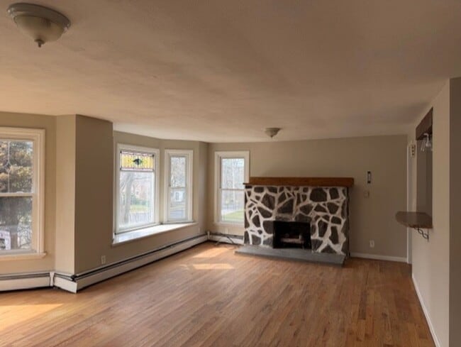 Building Photo - 329 Salt Springs Rd