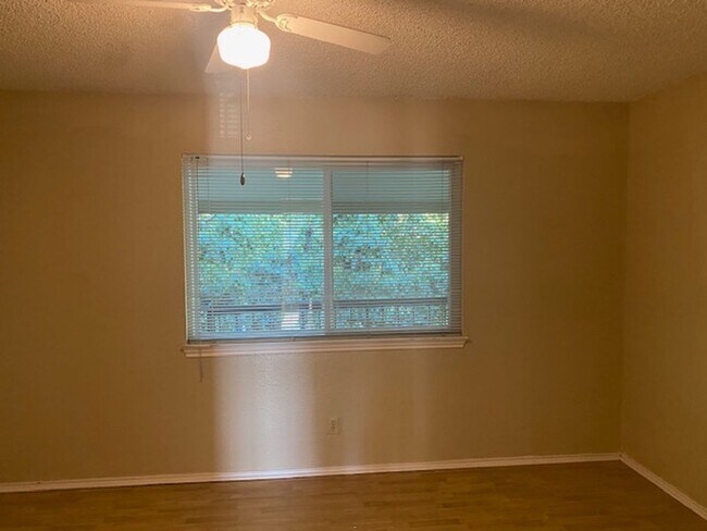 Building Photo - 5630 Brookview Ct