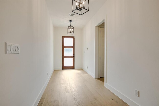 Building Photo - 935 Wesley Ridge Dr