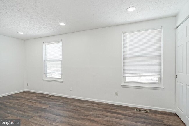 Building Photo - 69 Vanderbilt Ct