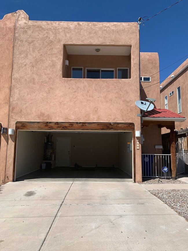 Building Photo - 3 bd / 2.5 bth / 2 car garage near UNM, CN...