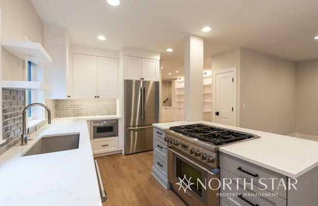 Building Photo - Newer Duplex in the Heart of Lake Oswego.
